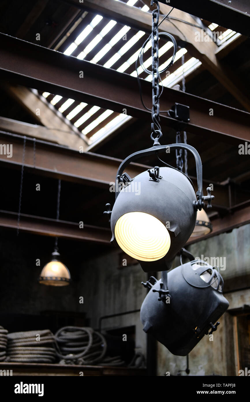 Spot Lampen von der Decke in einem industriellen Raum Stockfoto