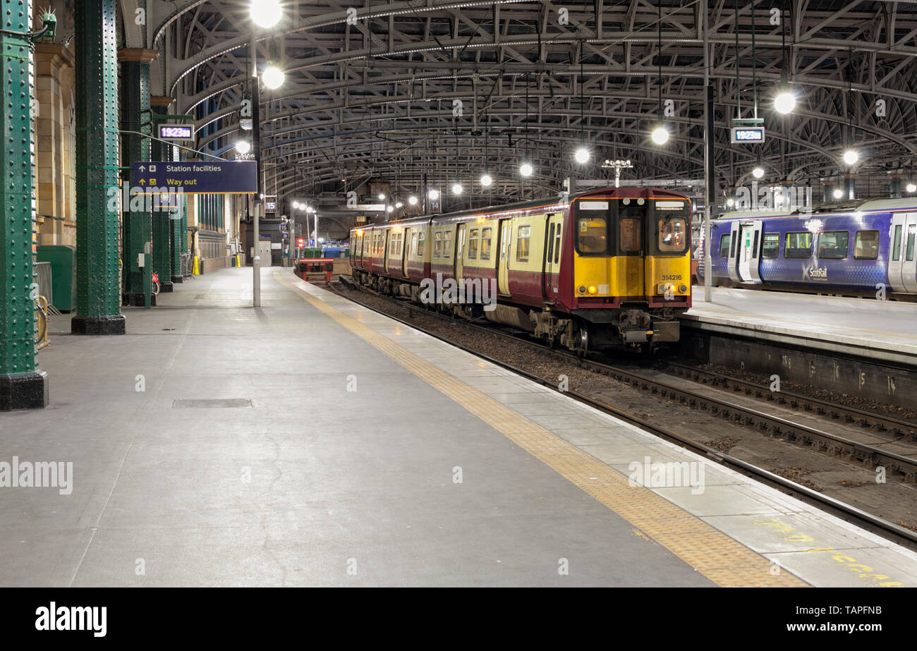 Scotrail Klasse 314 elektrische Zug am Hauptbahnhof von Glasgow Stockfoto