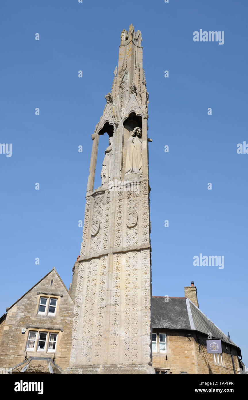 Eleanor Kreuz, Geddington. Northamptonshire, in der Mitte des Dorfes steht, war einer der Zwölf errichtet von König Edward I und ist einer von nur drei Stockfoto