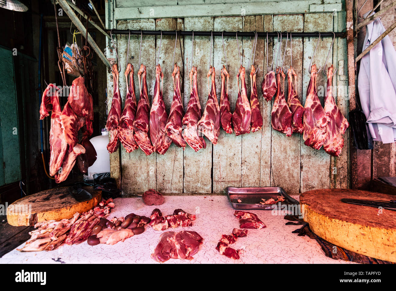 Metzger Ständen auf offener Straße Markt in Yangon, Myanmar. Stockfoto