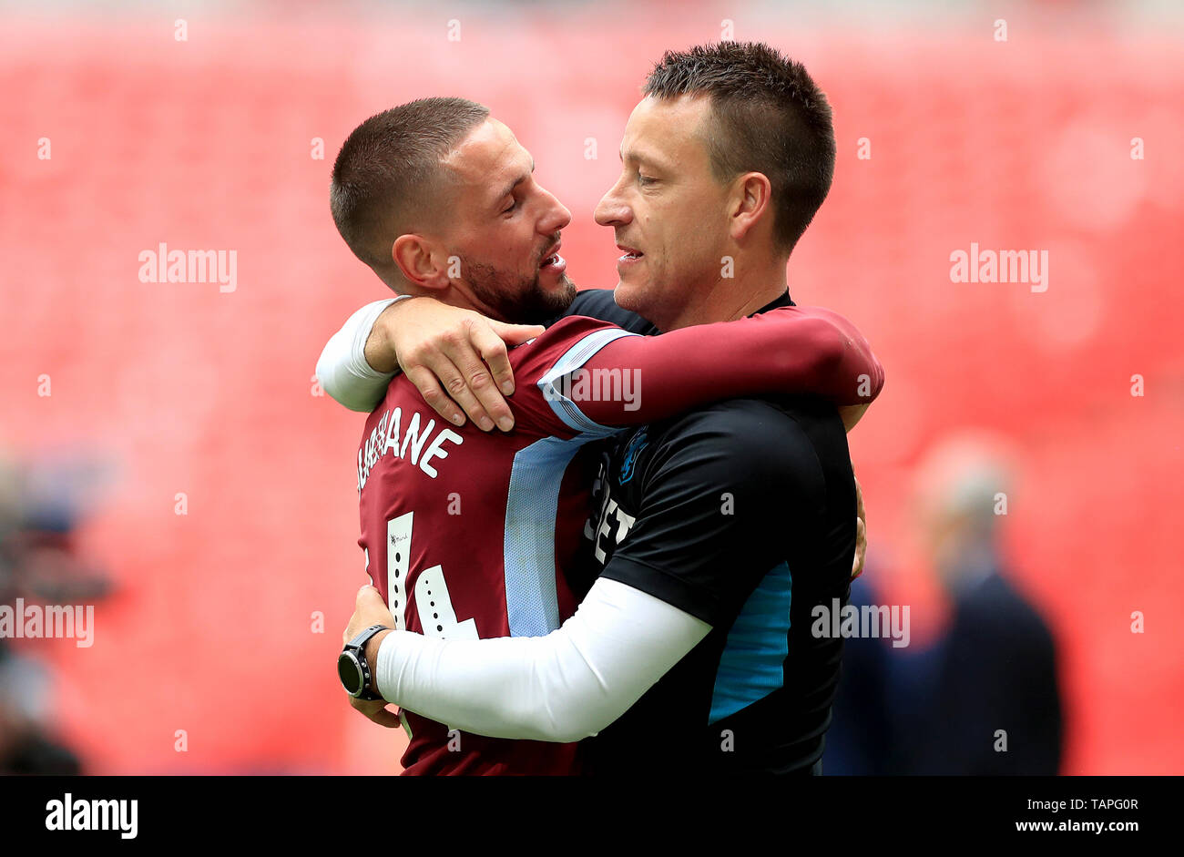 Aston Villa Conor Hourihane (links) und Trainer John Terry (rechts) nach den Himmel Wette WM-Play-off-Finale im Wembley Stadion, London. Stockfoto