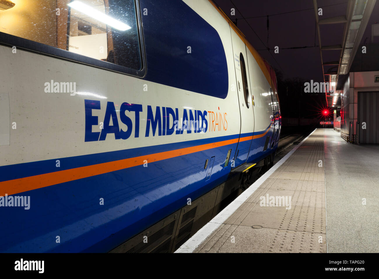 East Midlands Trains Class 222 Meridian am Bahnhof London St Pancras Station nach der Ankunft mit dem EMT-Logo Stockfoto