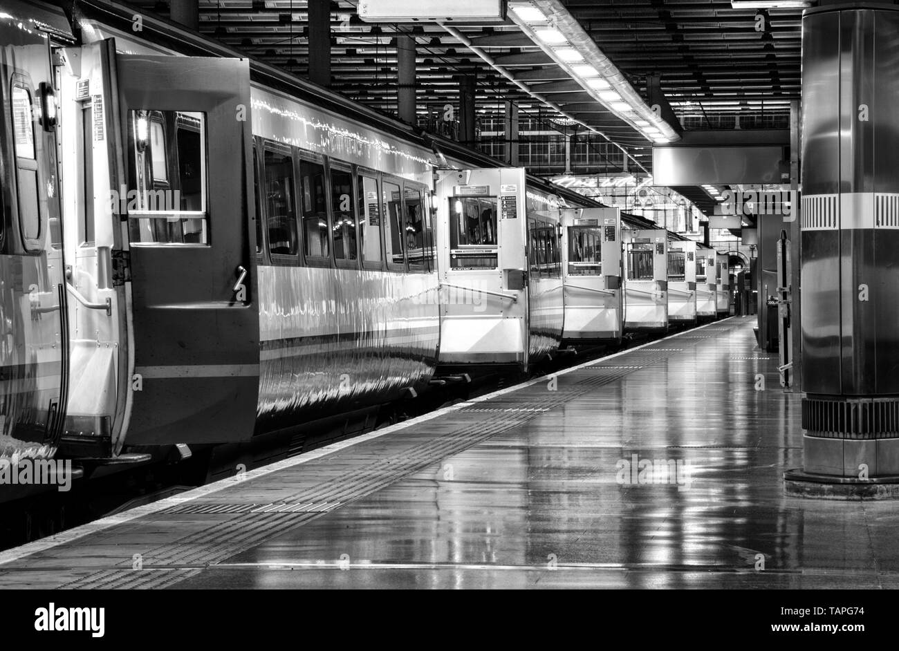 Öffnen knall Türen der Marke 3 Kutschen auf dem East Midlands Trains Intercity 125 Zug von London St Pancras Station Stockfoto