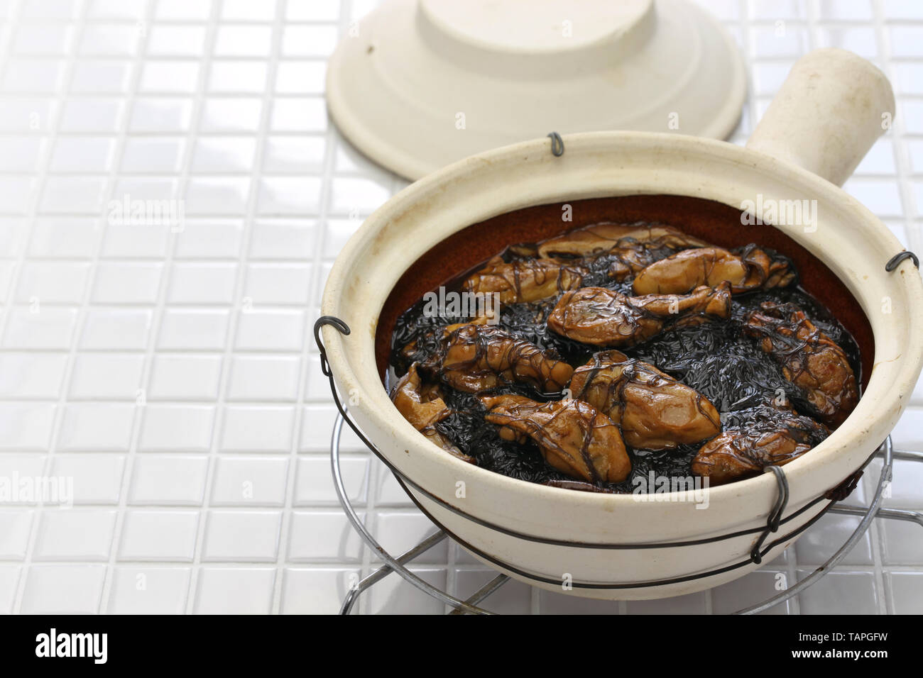 Geschmorte getrocknete Austern mit schwarzem Moos (ho Siehe fat Choy) im Topf, traditionellen chinesischen neue Jahr Teller Stockfoto