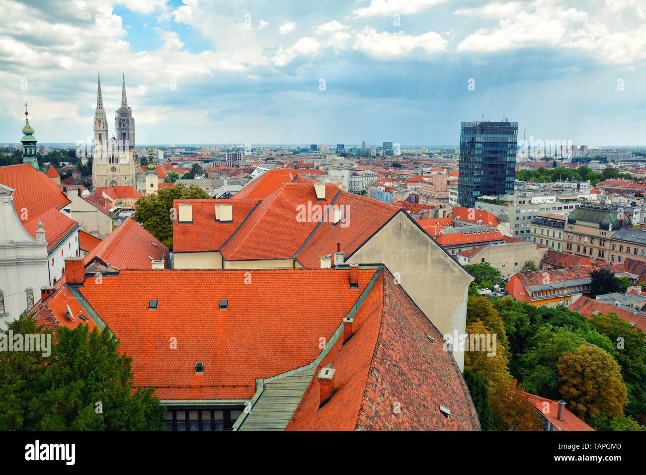Erstaunlich bunte Dächer und die Skyline der Altstadt von Zagreb, Kroatien. Die Kirche St. Katharina. Stockfoto
