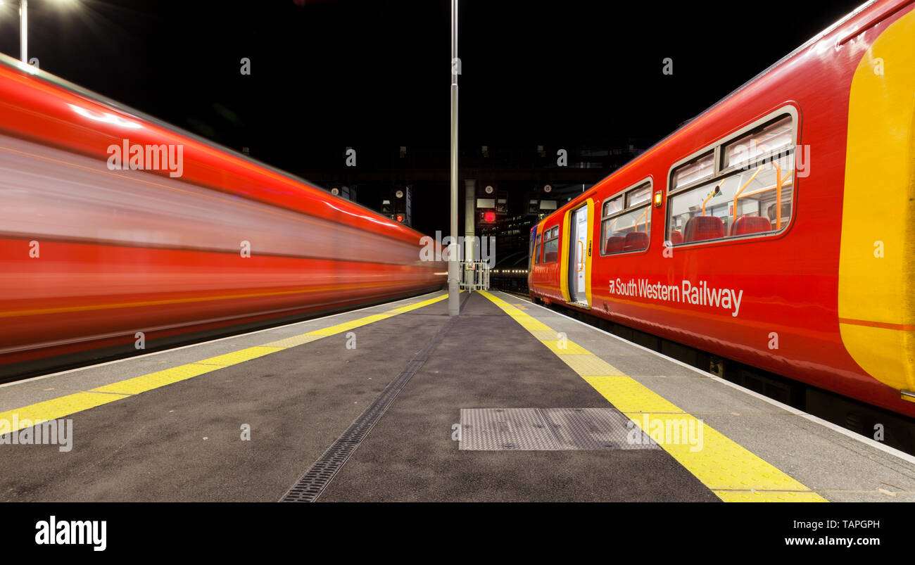 Firstgroup betrieben South Western Eisenbahn Züge am Bahnhof London Waterloo, ein Warten, während der andere fährt in einem Blur Stockfoto