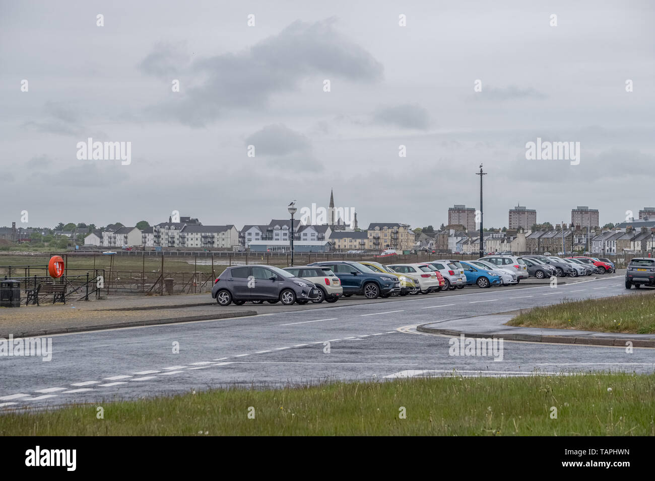 Irvine, Schottland, Großbritannien - 25 Mai 2019: Irvine Hafen North Ayrshire, Schottland, in der Innenstadt mit ihrer hohen Wohnungen und Kirche Spier Stockfoto