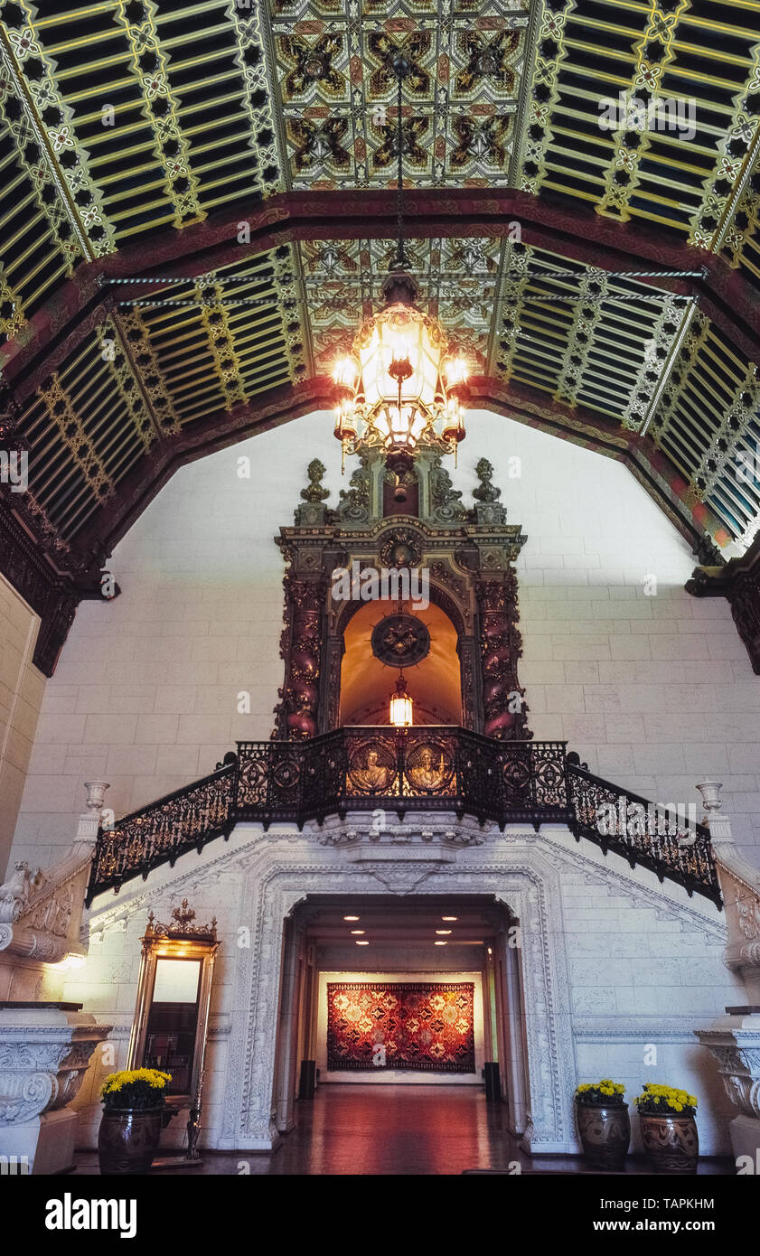 Unter einer maurischen Holzbalkendecke ist eine massive Treppe bis zu einem riesigen Spanischen Barock Türöffnung, die prunkvollen Ballsäle in der historischen Millennium Biltmore Hotel, das im Jahr 1923 von Pershing Square im Herzen von Downtown Los Angeles, Kalifornien, USA Geöffnet führt. Diese Auffassung wird durch die Gäste, die im Rendezvous Hof treffen, sobald die opulente Lobby des 11-stöckige Hotel und einen Standort für mehrere Hollywood Filme und Fernsehsendungen. Stockfoto