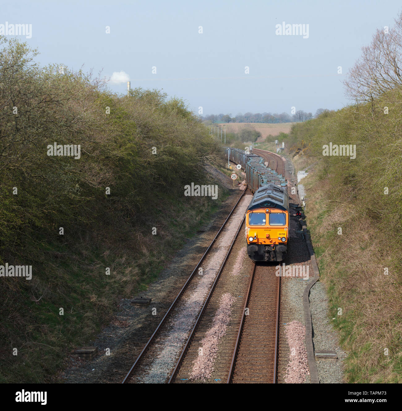 GB Railfreight (GBRF) Class 66 Lokomotive von Kirkby Thore Gips arbeitet mit Gips Behälter leer Stockfoto