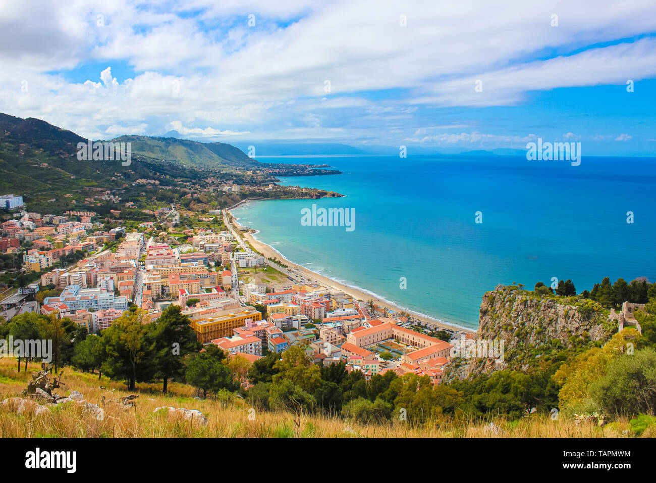 Tolle Landschaft, malerischen Küstenstadt Cefalu in Sizilien, Italien. Die Stadt auf der Tyrrhenischen Küste entfernt ist beliebte Touristenattraktion. Stockfoto