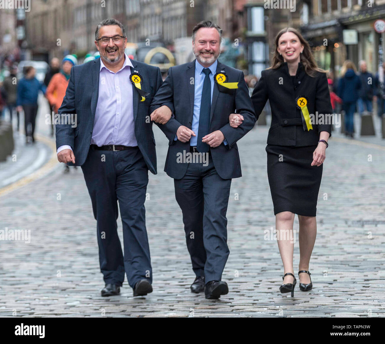 Die Ergebnisse der Wahlen zum Europäischen Parlament für die Schottland Region werden in der Stadt Kammern in Edinburgh bekannt gegeben. Schottlands sechs neuen Mitglieder des Europäischen Parlaments wird der SNP Alyn Smith, Christian Allard und Aileen McLeod, Louis Brexit Stedman-Bruce der Partei, Sheila Ritchie der Liberaldemokraten und Baroness Nosheena Mobarik der Konservativen. Im Bild: Die drei von der SNP, Abgeordnete des Europäischen Parlaments ihren Sieg feiern. Stockfoto