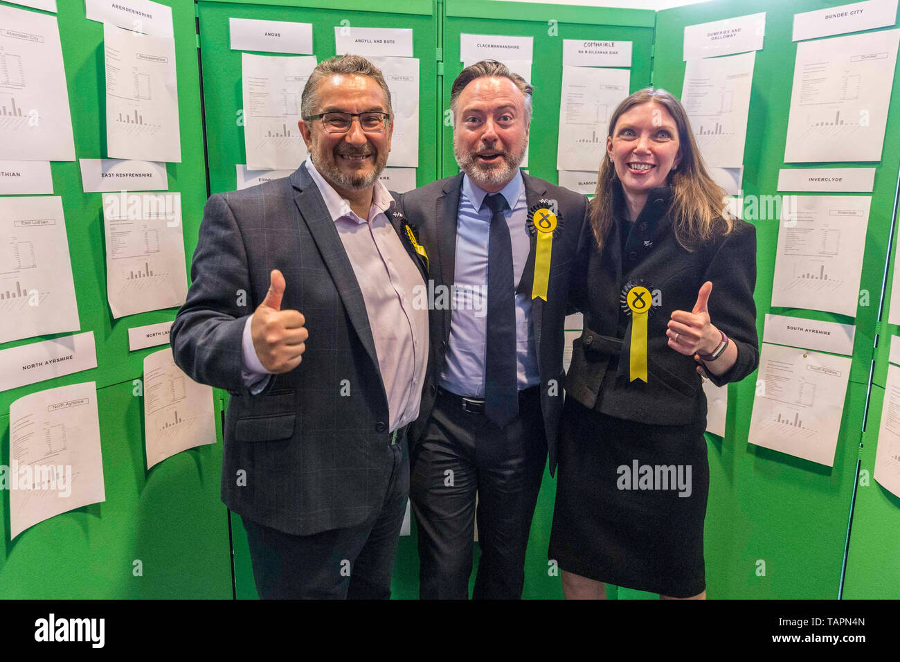 Edinburgh, Großbritannien. 27. Mai, 2019. Die Ergebnisse der Wahlen zum Europäischen Parlament für die Schottland Region werden in der Stadt Kammern in Edinburgh bekannt gegeben. Schottlands sechs neuen Mitglieder des Europäischen Parlaments wird der SNP Alyn Smith, Christian Allard und Aileen McLeod, Louis Brexit Stedman-Bruce der Partei, Sheila Ritchie der Liberaldemokraten und Baroness Nosheena Mobarik der Konservativen. Im Bild: Die drei SNP MEPÕs feiern als Alyn Smith kommt Credit: Rich Dyson/Alamy leben Nachrichten Stockfoto