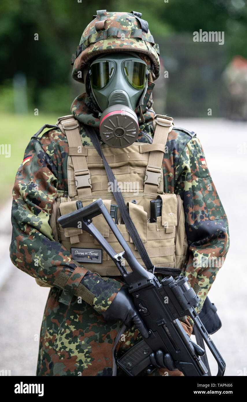 Bundeswehr soldatin abc maske -Fotos und -Bildmaterial in hoher Auflösung –  Alamy