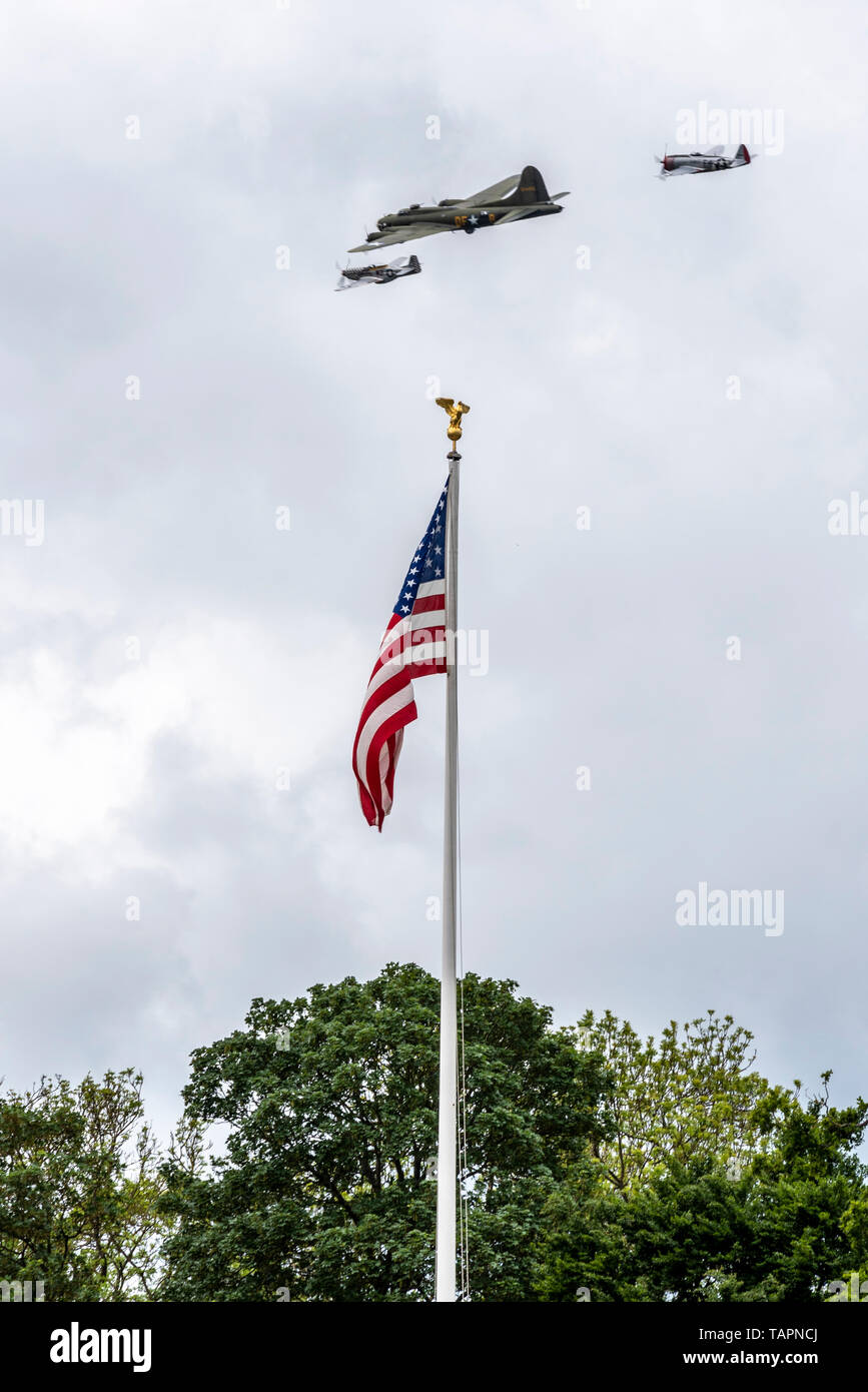 Memorial Day ist ein Urlaub in den USA zu erinnern und ehrt Menschen, die gestorben sind, während in der US-Streitkräfte dienen. War eine Gedenkstunde im Cambridge Amerikanischen Friedhof in Großbritannien, wo 3811 US-Kriegs Toten bestattet sind und ein weiteres 5127 fehlen auf einer Mauer der Erinnerung Erinnerung gehalten. Militärisches Personal an der Zeremonie nahmen neben Familie derjenigen geehrt und Öffentlichkeit. Ein Flypast statt Gemeinkosten einschließlich B-17 ally B" und zwei "kleine Freunde" Kämpfer Stockfoto