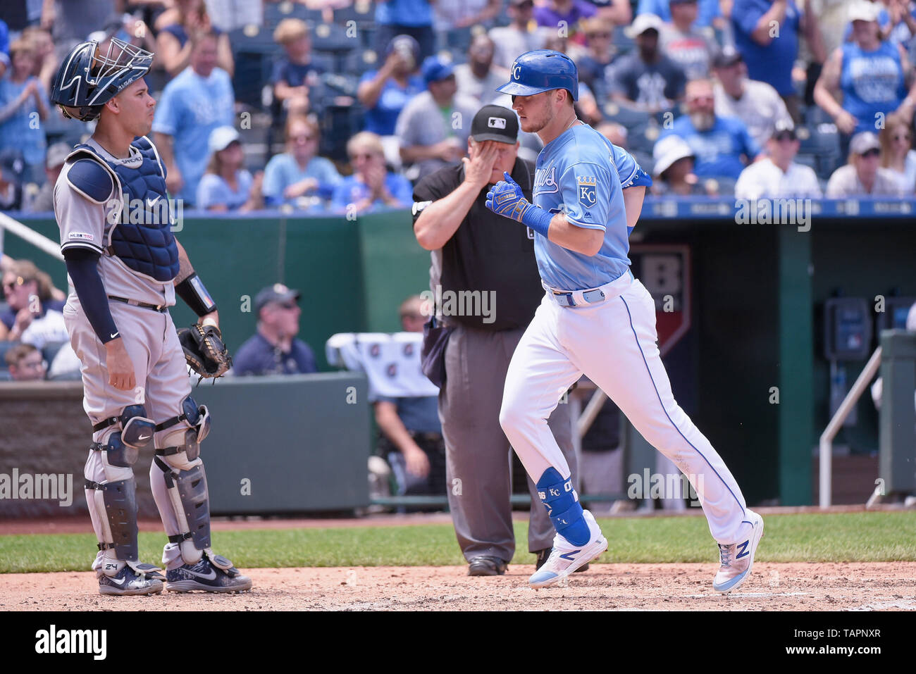 26. Mai 2019: Kansas City Royals erste Basisspieler Hunter Dozier (17) durchquert die Platte nach der Kollision mit einem 2 run Home Run in der Unterseite des fünften Inning bei einem American League Spiel zwischen den New York Yankees und die Kansas City Royals gehalten an Kaufmann Stadion in Kansas City, MO Richard Ulreich/CSM Stockfoto