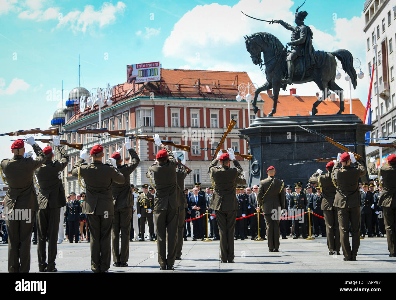 (190526) - Zagreb, 26. Mai 2019 (Xinhua) - kroatische Soldaten von der Ehre Wachbataillon die Zeremonie der Wachablösung bei Ban Josip Jelacic Durchführen der 28. Jahrestag der kroatischen Armee in Zagreb, Kroatien, am 26. Mai 2019. (Xinhua / Josip Regovic) Stockfoto