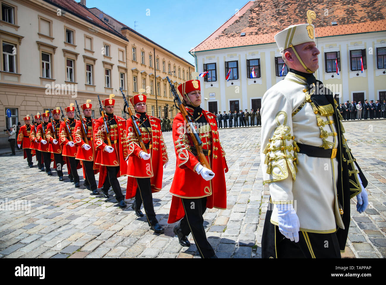 (190526) - Zagreb, 26. Mai 2019 (Xinhua) - kroatische Soldaten von der Ehre Wachbataillon die Zeremonie der Wachablösung am St. Mark's Platz Durchführen der 28. Jahrestag der kroatischen Armee in Zagreb, Kroatien, am 26. Mai 2019. (Xinhua / Josip Regovic) Stockfoto