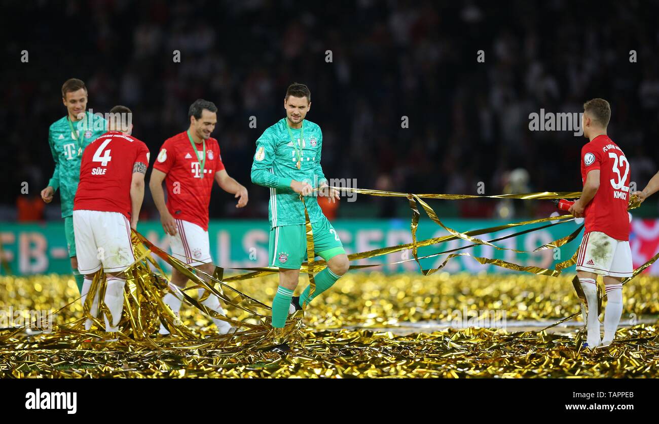 Berlin, Deutschland. 25 Mai, 2019. firo: 25.05.2019, Fußball, Saison  2018/2019 DFB-Pokal, Finale, Endspiel, RB Leipzig, Red Bull - FC Bayern  München, 0:3 Witz, Humor, Sule, Hummels, Sven Ulreich und Joshua Kimmich in