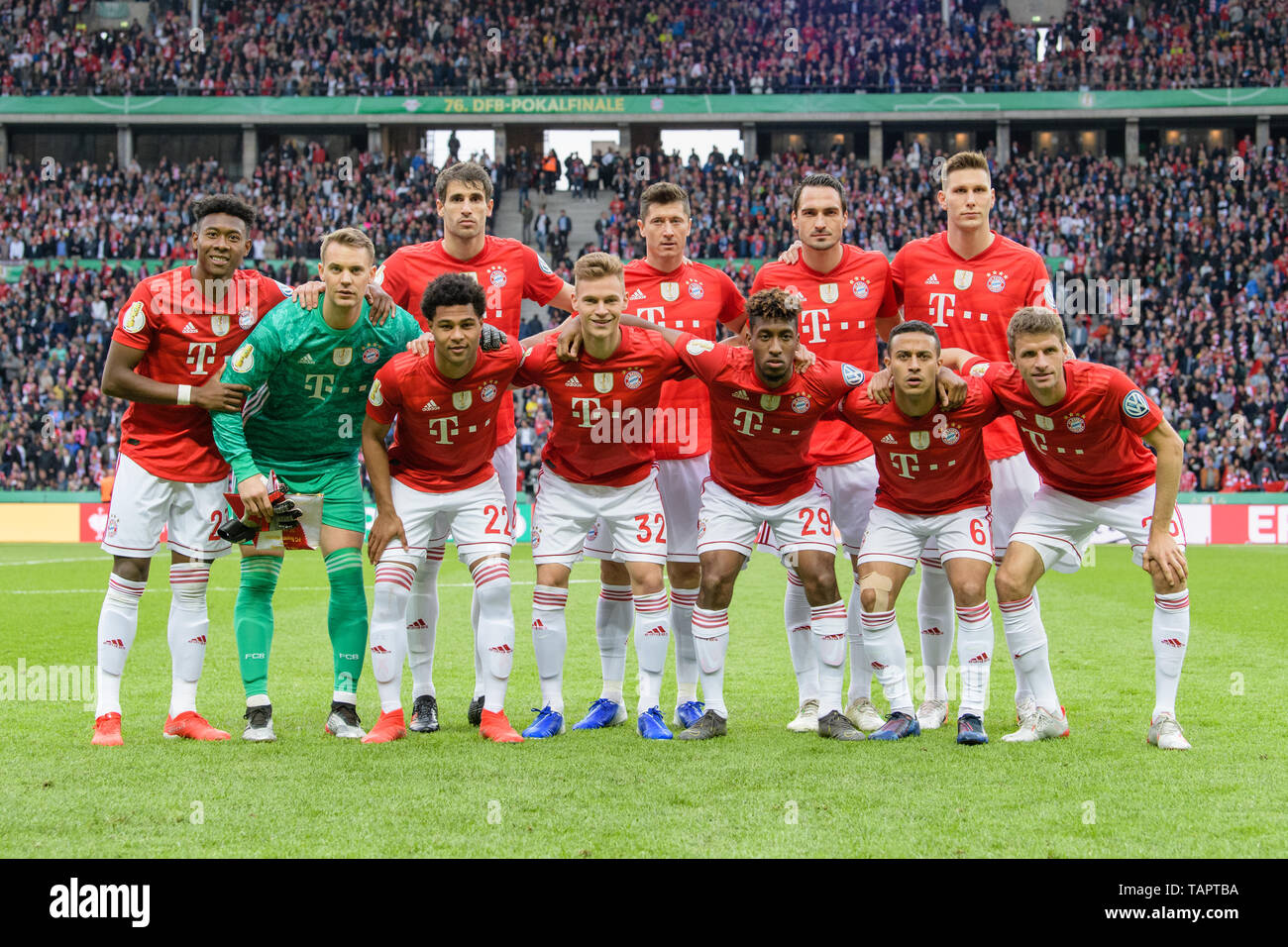 Berlin, Deutschland. 25 Mai, 2019. Fussball: DFB-Pokal, RB Leipzig - FC Bayern München, Finale im Olympiastadion. Der FC Bayern München Team ist auf dem Platz, bevor das Spiel beginnt. Hintere Reihe: David Alaba (L-R), Torwart Manuel Neuer, Javi Martinez, Robert Lewandowski, Mats Hummels, Niklas Süle. Vordere Reihe: Serge Gnabry (L-R), Joshua Kimmich, Kingsley Coman, Thiago und Thomas Müller. Credit: Matthias Balk/dpa/Alamy leben Nachrichten Stockfoto