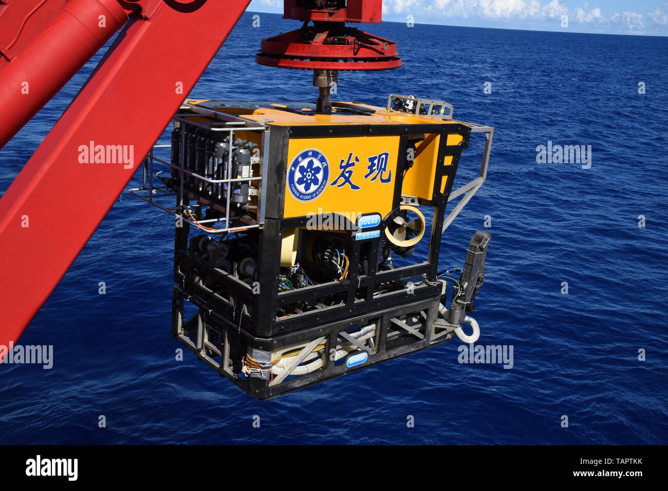 An Bord Kexue, Marianengraben. 27. Mai, 2019. Die Remote Operated Vehicle (ROV), Discovery, bereitet sich ins Meer tauchen im Süden der Marianengraben, 27. Mai 2019. China's Forschungsschiff KEXUE (Wissenschaft) am Montag begann eine Reihe von Seamounts im Süden der Marianengraben, der tiefsten Stelle der Erde zu erkunden. Die Remote Operated Vehicle (ROV), Discovery, getaucht in das Meer am Montag morgen Videos, Informationen und Proben, die von einem kleinen Seamount im Südwesten der gezielten Bereich zu sammeln. Credit: Zhang Xudong/Xinhua/Alamy leben Nachrichten Stockfoto