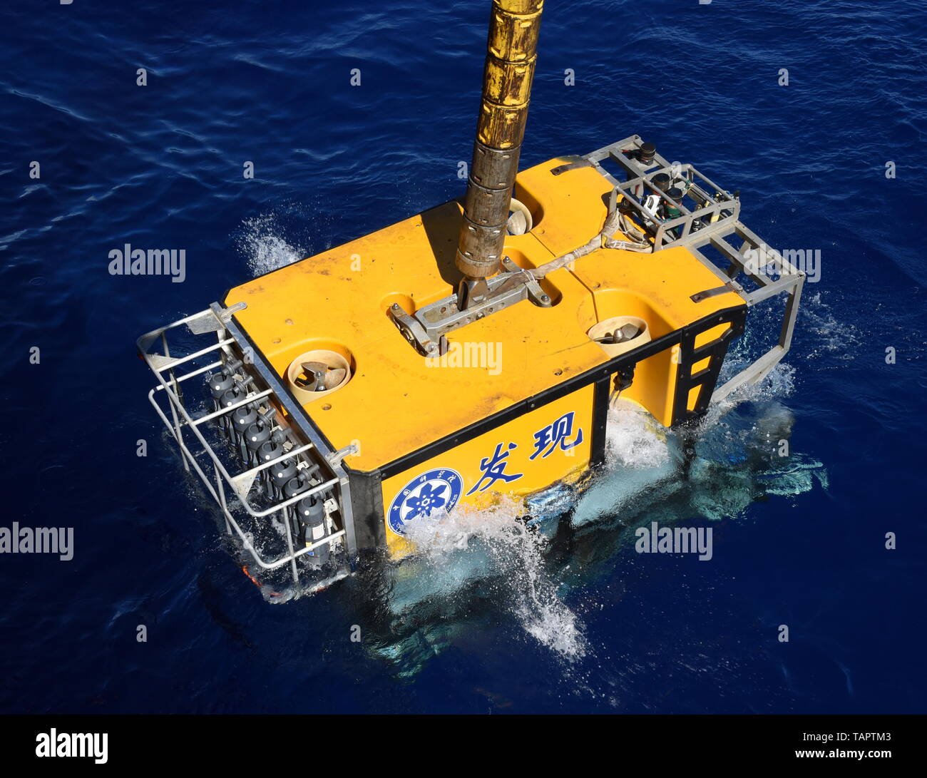 An Bord Kexue, Marianengraben. 27. Mai, 2019. Die Remote Operated Vehicle (ROV), Discovery, Tauchgänge im Meer im Süden der Marianengraben, 27. Mai 2019. China's Forschungsschiff KEXUE (Wissenschaft) am Montag begann eine Reihe von Seamounts im Süden der Marianengraben, der tiefsten Stelle der Erde zu erkunden. Die Remote Operated Vehicle (ROV), Discovery, getaucht in das Meer am Montag morgen Videos, Informationen und Proben, die von einem kleinen Seamount im Südwesten der gezielten Bereich zu sammeln. Credit: Zhang Xudong/Xinhua/Alamy leben Nachrichten Stockfoto