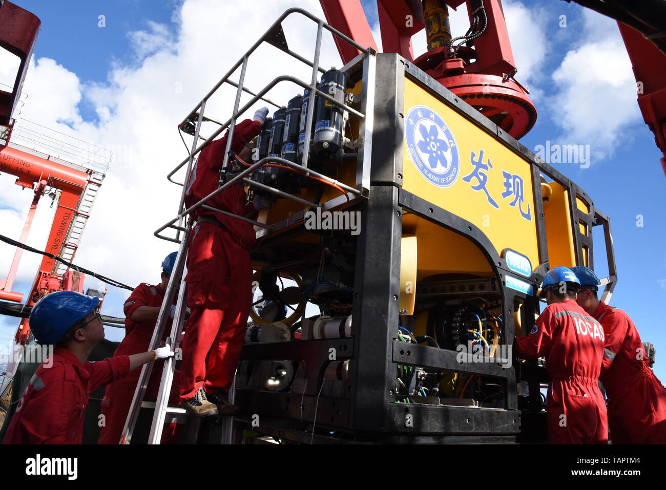 (190527) - AN BORD KEXUE, 27. Mai 2019 (Xinhua) - die Mitglieder der wissenschaftlichen Expedition prüft die Remote Operated Vehicle (ROV), Discovery, bevor es taucht in das Meer im Süden der Marianengraben, 27. Mai 2019. China's Forschungsschiff KEXUE (Wissenschaft) am Montag begann eine Reihe von Seamounts im Süden der Marianengraben, der tiefsten Stelle der Erde zu erkunden. Die Remote Operated Vehicle (ROV), Discovery, getaucht in das Meer am Montag morgen Videos, Informationen und Proben, die von einem kleinen Seamount im Südwesten der gezielten Bereich zu sammeln. (Xinhua / Zhang Xudong) Stockfoto