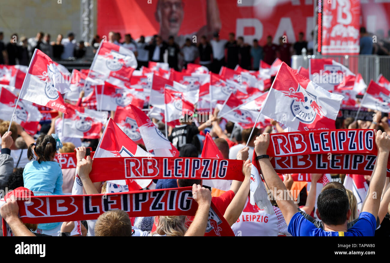 Leipzig, Deutschland. 26 Mai, 2019. Fans von RB Leipzig feiern mit Ihrem Team auf der Festwiese vor der Red Bull Arena. Die RB Leipzig verloren am 25.05. das DFB-Pokalspiel gegen den FC Bayern München mit 0:3. Credit: Hendrik Schmidt/dpa-Zentralbild/dpa/Alamy leben Nachrichten Stockfoto