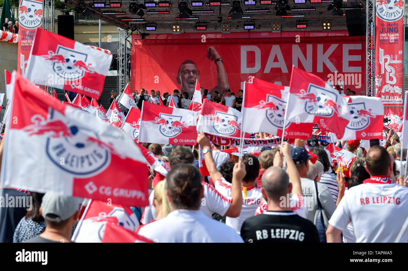 Leipzig, Deutschland. 26 Mai, 2019. Fans von RB Leipzig feiern mit Ihrem Team auf der Festwiese vor der Red Bull Arena. Die RB Leipzig verloren am 25.05. das DFB-Pokalspiel gegen den FC Bayern München mit 0:3. Credit: Hendrik Schmidt/dpa-Zentralbild/dpa/Alamy leben Nachrichten Stockfoto