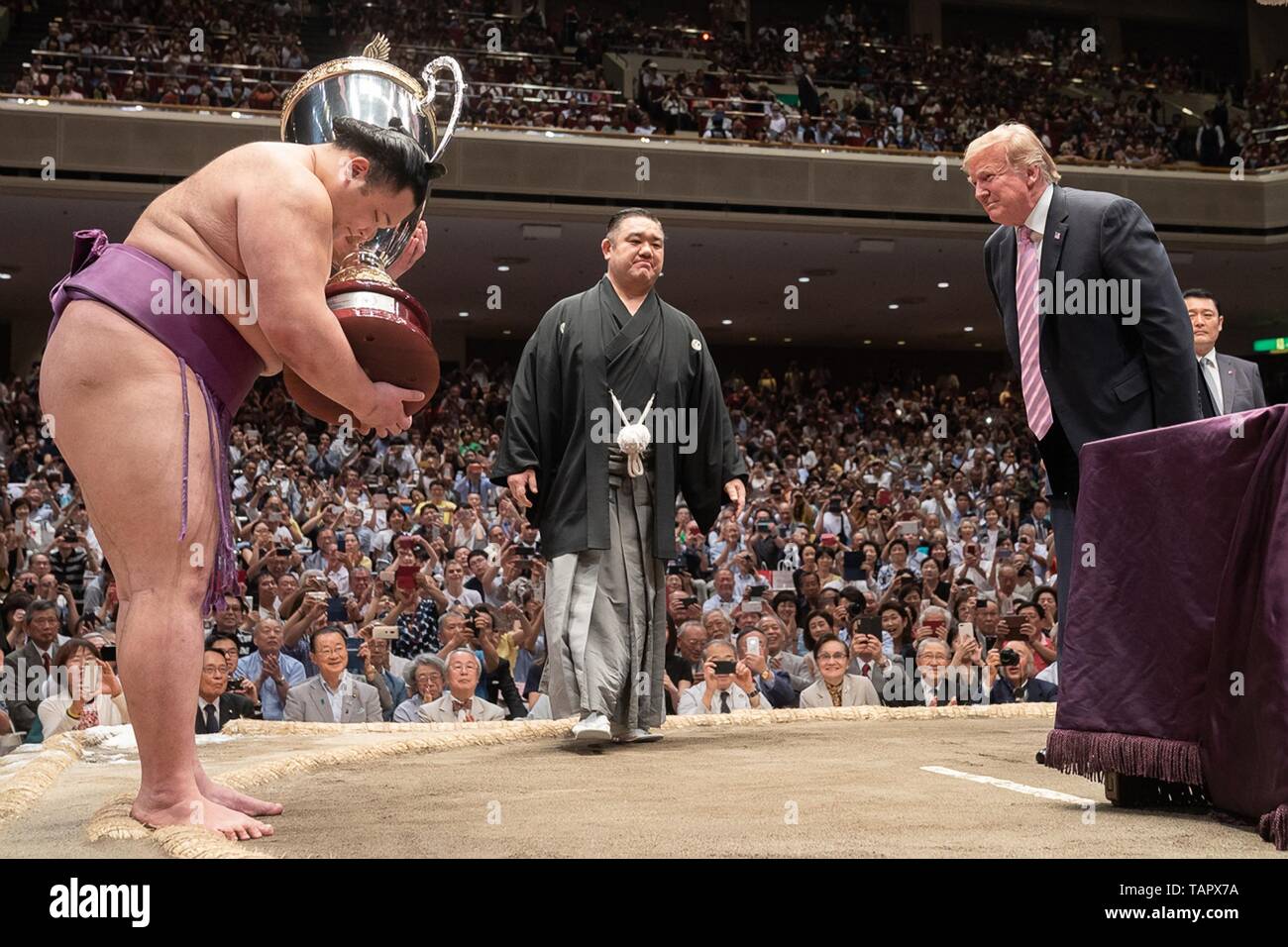Us-Präsident Donald Trump Bögen an die der Sumo Grand Champion Asanoyama, Links, nach ihm mit dem Präsidenten Cup in Ryogoku Kokugikan Stadion, 26. Mai 2019 in Tokio, Japan. Stockfoto