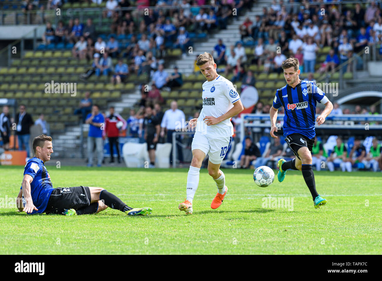 Uhr Ziel zum 5:3 Endstand mit Torwart Marvin Wanitzek (KSC). im Duell mit Michael Schultz (Waldhof), rechts: Marco Schuster (waldhof). GES/Fußball/Badischer Fußball-Verband Cup Finale: Karlsruher SC - SV Waldhof Mannheim, 26.05.2019 | Verwendung weltweit Stockfoto