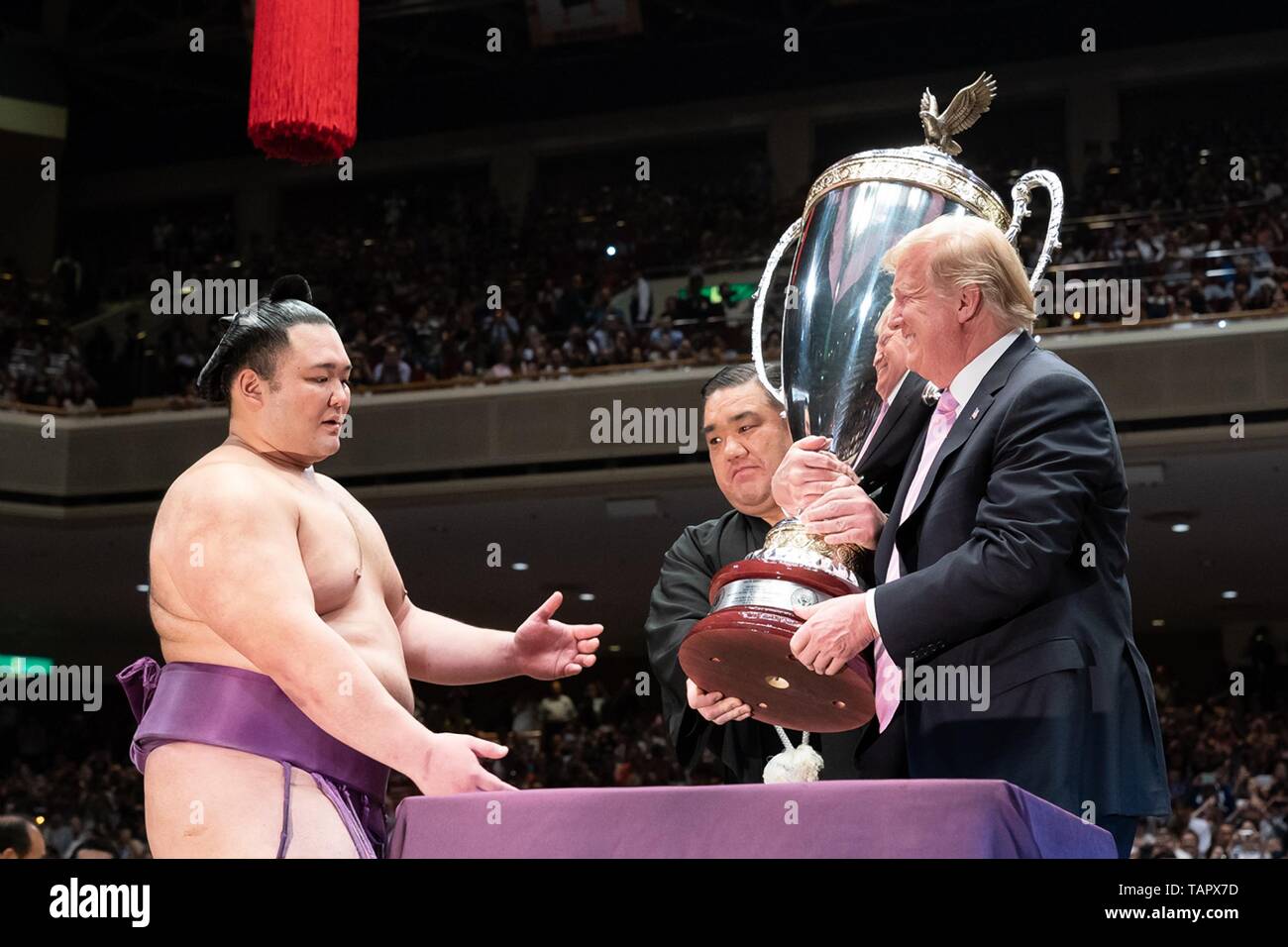 Us-Präsident Donald Trump stellt den Präsidenten Cup Sumo Grand Champion Asanoyama, links, in der Ryogoku Kokugikan Stadion, 26. Mai 2019 in Tokio, Japan. Stockfoto