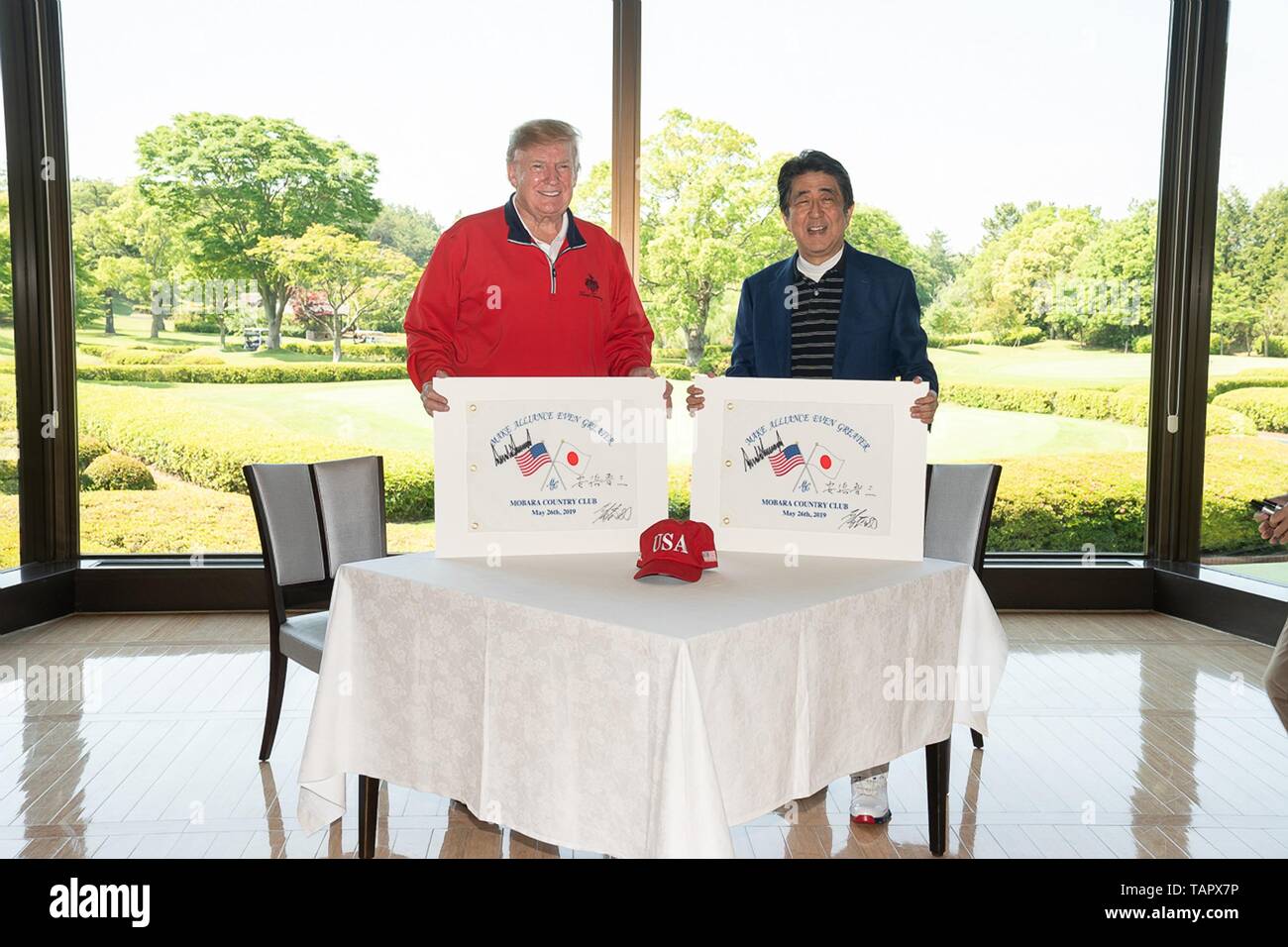 Us-Präsident Donald Trump, Links, und der japanische Premierminister Shinzo Abe, rechts, posieren mit Golf Flagge sie an Mobara Country Club, 26. Mai 2019 in Chiba, Japan unterzeichnet. Stockfoto