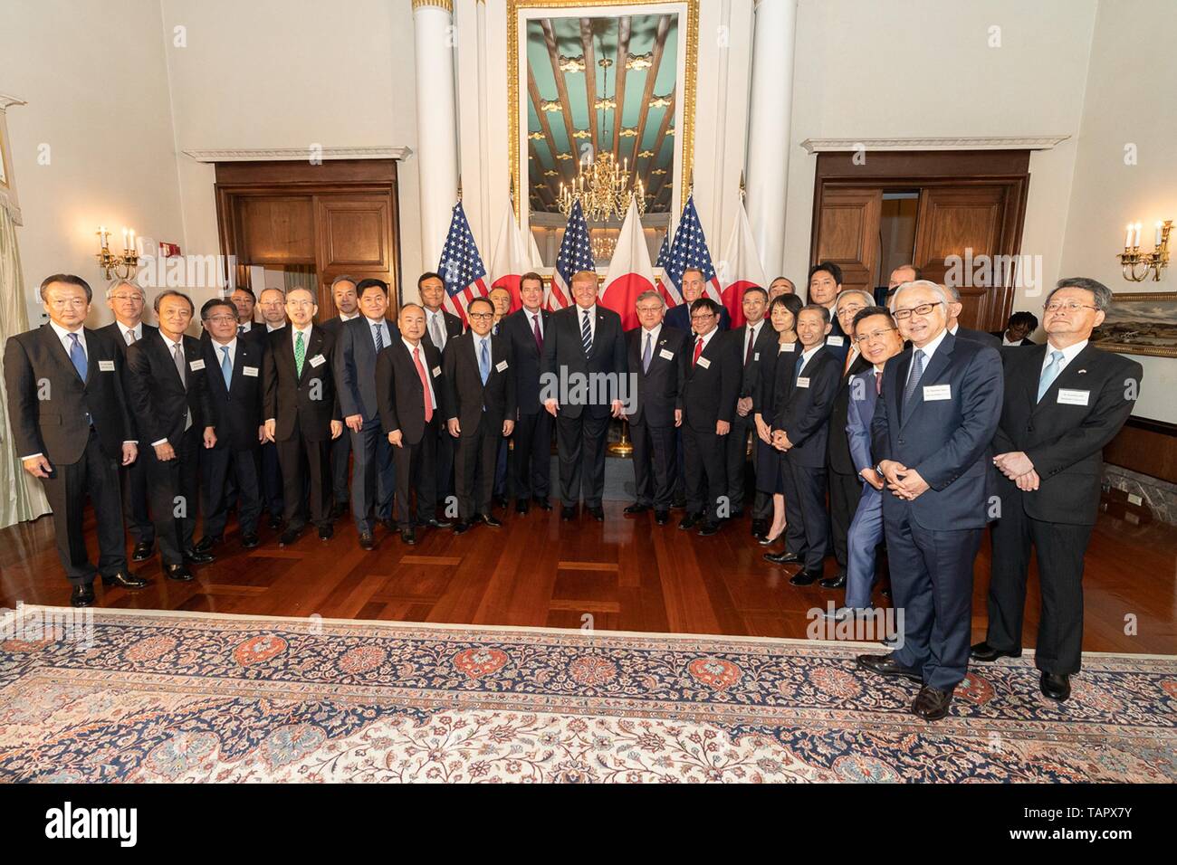 Us-Präsident Donald Trump, Mitte, posiert für ein Gruppenfoto mit US-Botschafter William Hagerty und Japanischen Führungskräfte nach einem Empfang in der Botschaft Wohnsitz Mai 25, 2019 in Tokio, Japan. Stockfoto