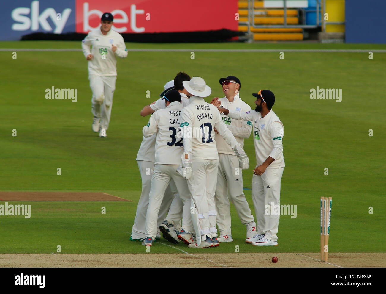 Emerald Headingley Stadium, Leeds, West Yorkshire, 27. Mai 2019. Hampshire feiern, die den Wicket von Tom Kohler-Cadmore Yorkshire aus dem Bowling von James Fuller (L) während der Tag 1 Der specsavers County Championship Match zwischen Yorkshire CCC und Hampshire CCC im Emerald Headingley Stadium. Credit: Touchlinepics/Alamy leben Nachrichten Stockfoto