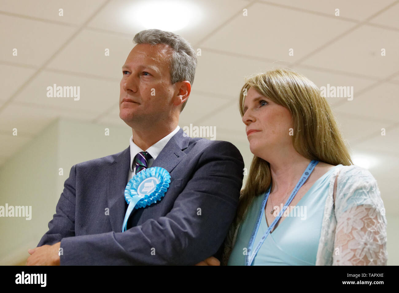 Haverfordwest, Großbritannien. 26 Mai, 2019. Bild L-R: Nathan Gill Der Brexit Party mit Frau Jana bei der Bekanntgabe des Ergebnisses der Credit: ATHENA PICTURE AGENCY LTD/Alamy leben Nachrichten Stockfoto