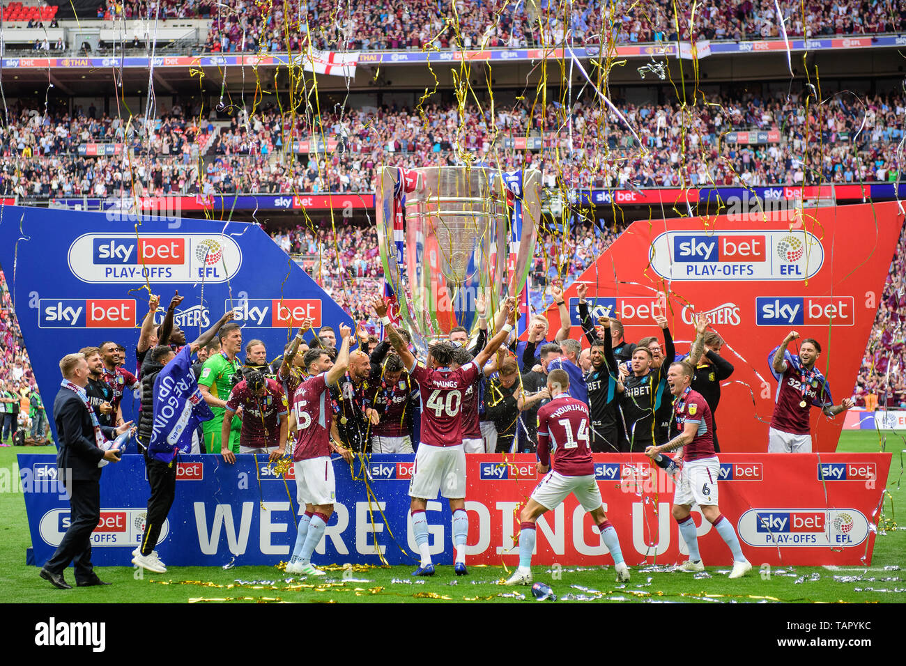 London, Großbritannien. 27. Mai, 2019. Villa Spieler feiern während der Sky Bet Championship Match zwischen Aston Villa und Derby County im Wembley Stadion, London am Montag, den 27. Mai 2019. (Credit: Jon Hobley | MI Nachrichten) Credit: MI Nachrichten & Sport/Alamy leben Nachrichten Stockfoto