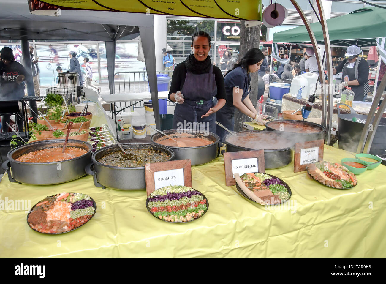 London, Großbritannien. 27. Mai 2019. Kicking off Sommer, Pop bis Afrika kehrt in Spitalfields E1 am Feiertag Montag, 27. Mai 2019 Afrika in Spitalfields mit afrikanischen Mode, Schmuck, Handwerk, Live-DJ, Kids Zone, Essen in Spitalfields Market, London, UK. Bild Capital/Alamy leben Nachrichten Stockfoto