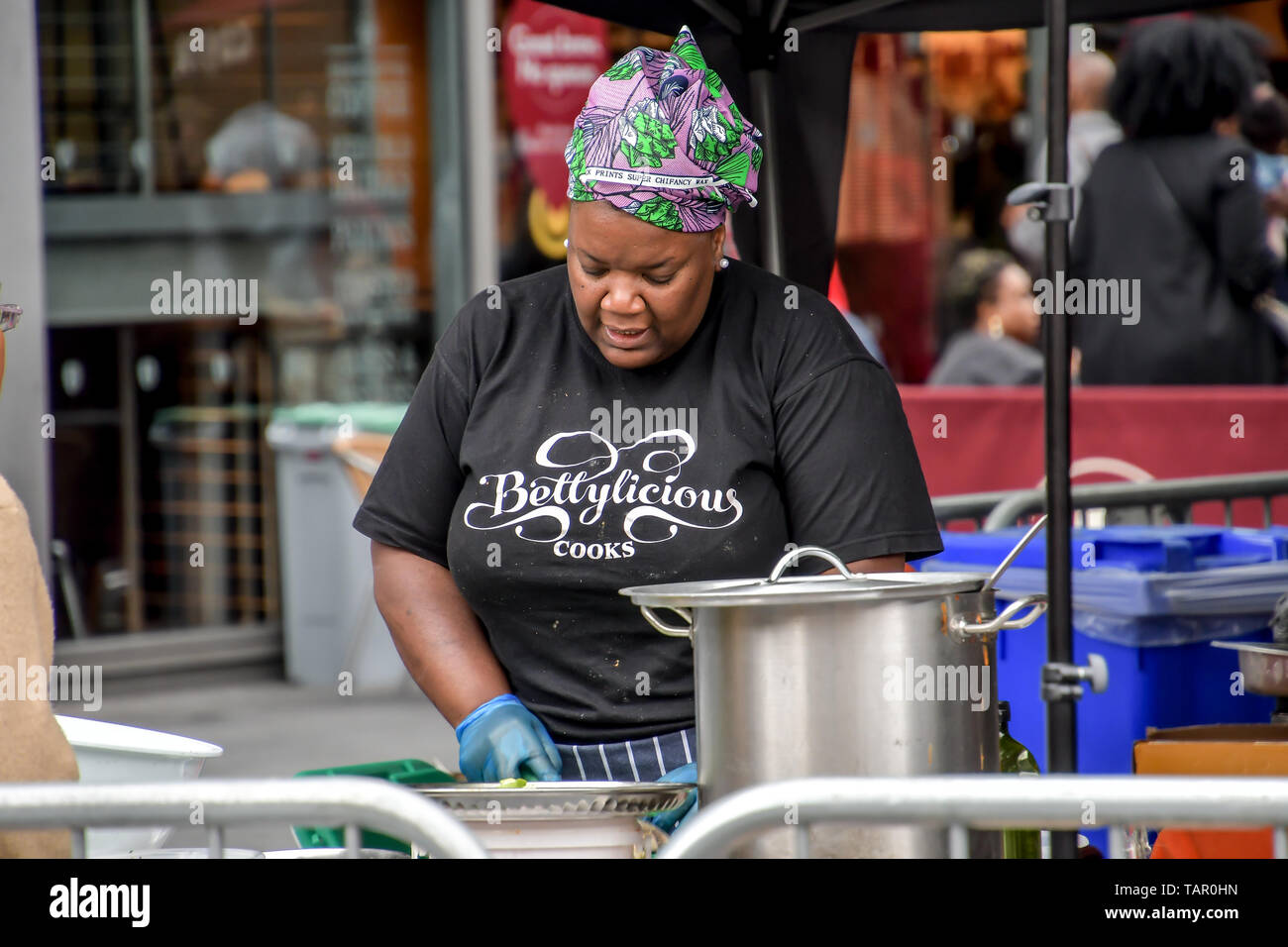 London, Großbritannien. 27. Mai 2019. Kicking off Sommer, Pop bis Afrika kehrt in Spitalfields E1 am Feiertag Montag, 27. Mai 2019 Afrika in Spitalfields mit afrikanischen Mode, Schmuck, Handwerk, Live-DJ, Kids Zone, Essen in Spitalfields Market, London, UK. Bild Capital/Alamy leben Nachrichten Stockfoto