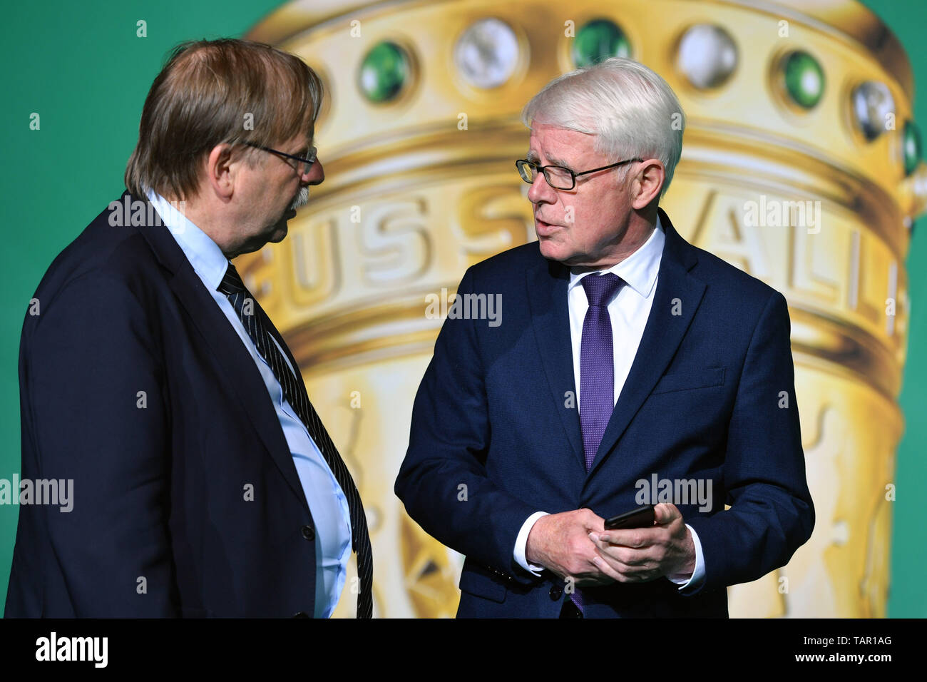 Berlin, Deutschland. 25 Mai, 2019. v. li: Rainer Koch, Reinhard Rauball (beide DFB Praesdient). Fußball, Saison 2018/19, DFB Pokal Finale RB Leipzig (L) - FC Bayern München (M) 0-3, | Verwendung der weltweiten Kredit: dpa/Alamy leben Nachrichten Stockfoto