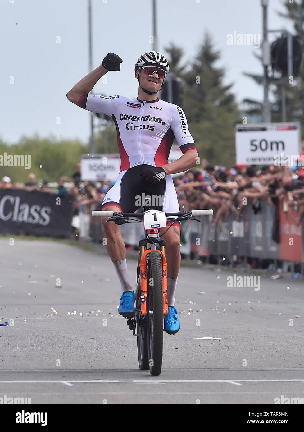 Sieger MATHIEU VAN DER POEL der Niederlande feiert, nachdem die Männer elite Cross Country Mountainbike Weltcup in Nové Město na Moravě, Tschechische Republik, 26. Mai 2019. (CTK Photo/Lubos Pavlicek) Stockfoto