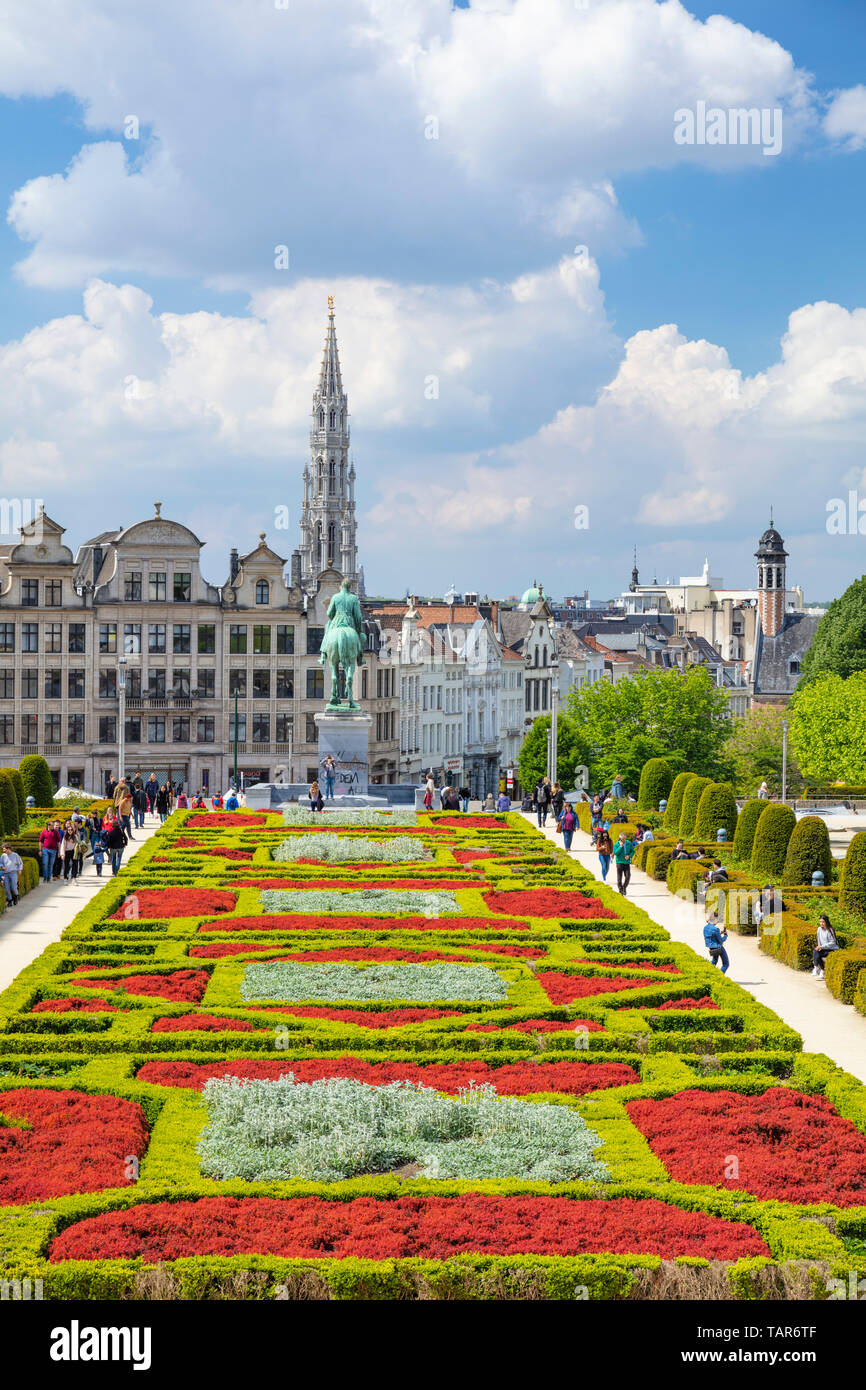 Die Menschen wandern in die Gärten des Mont des Arts Garten Kunstberg Brüssel Belgien Eu Europa Stockfoto