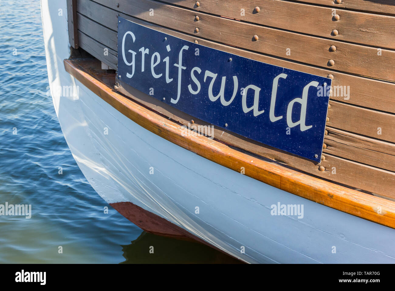 Der Name der Stadt auf einer hölzernen Schiff im Hafen von Greifswald, Deutschland Stockfoto