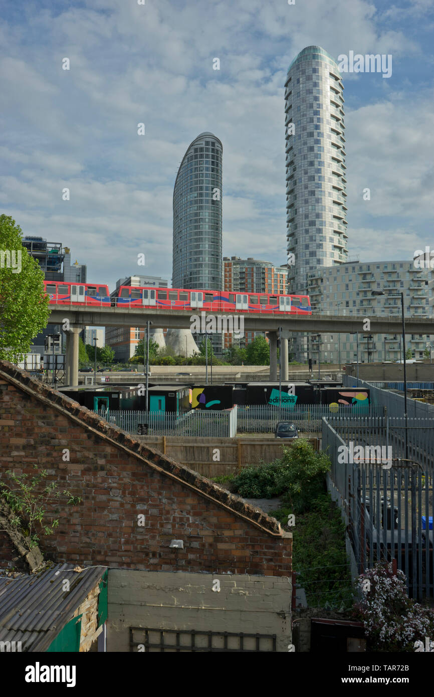 Alte Pub, verwandelte sich in ein Gehäuse Gemeinschaft mit Blick auf Luxus Bürotürmen, Hochhäuser, Büros und DLR-Bahn in Canary Wharf, London, Engl Stockfoto