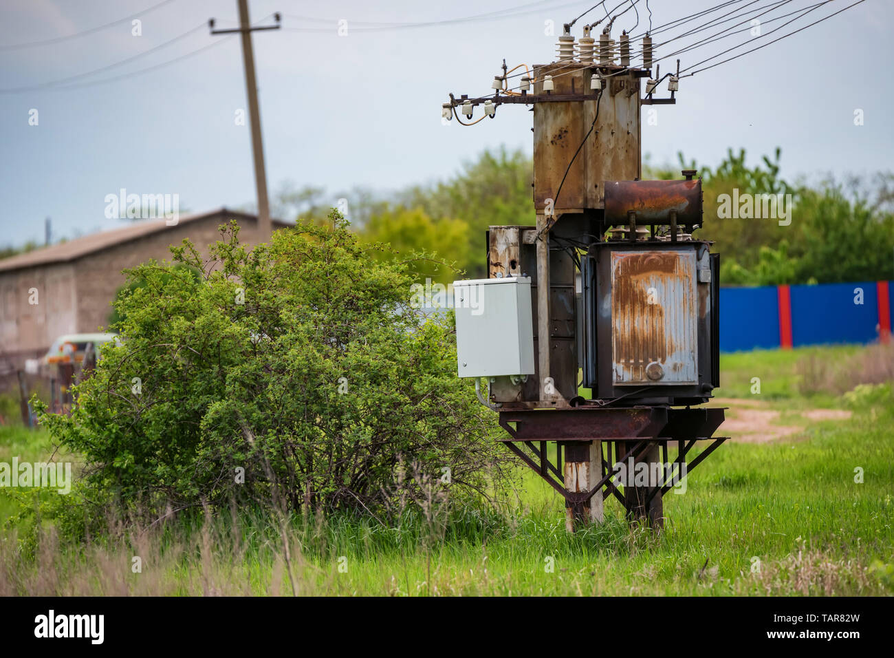 Alten rostigen elektrische Steuereinheit außerhalb in Coutryside Stockfoto