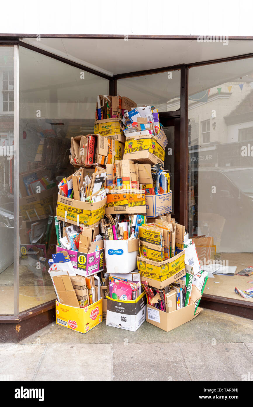 Stapel fo leer und gefaltete Kartons Sammlung erwartet für das Recycling Stockfoto