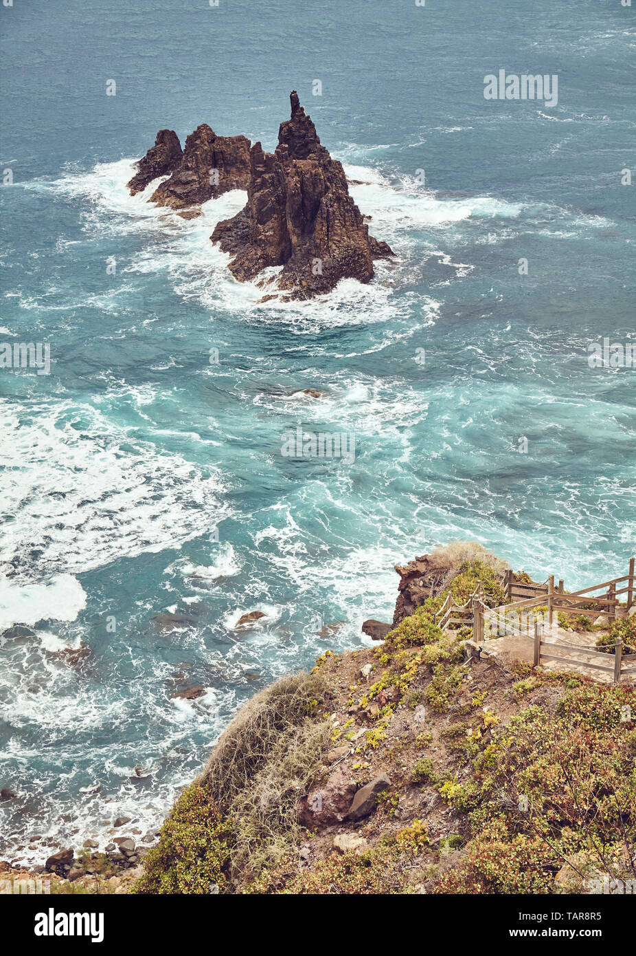 Sicht auf den berühmten benijo Benijo Felsen am Strand von oben gesehen, Farbe getonte Bild, Teneriffa, Spanien. Stockfoto