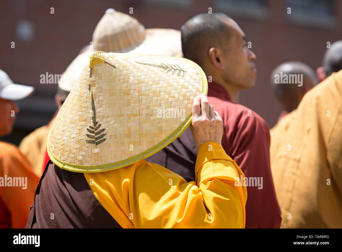 Buddhistischer Mönch tragen Strohhut, Chinesisch Angeln Reisfeld Kegelförmige Hut aus Bambus oder Stroh, Coolie Hat Stockfoto