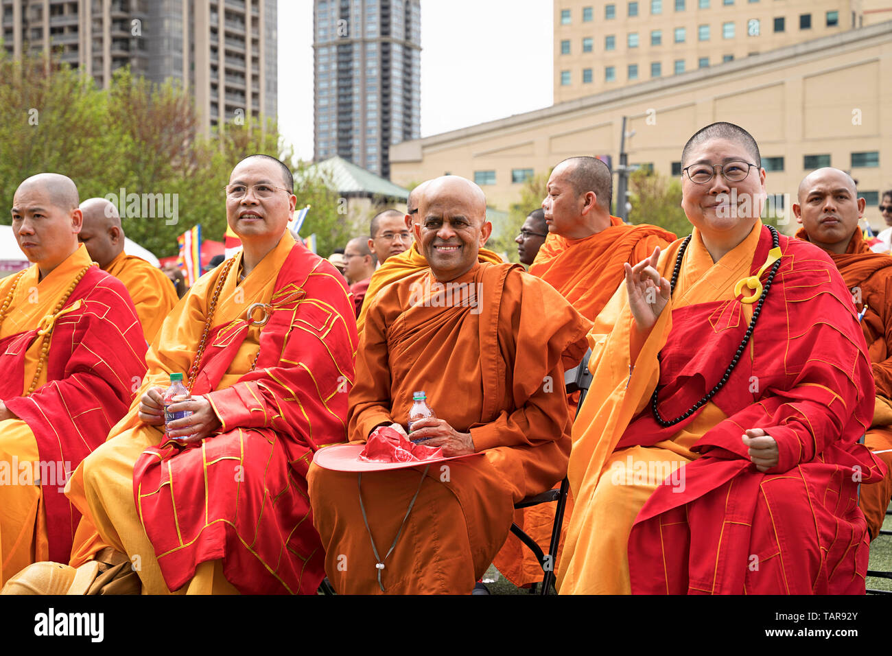 Verehrte Yung Ku, Äbtissin (vorne rechts) des Fo Guang Shan Tempel mit buddhistischen Mönchen bei wesak Feier, Mississauga Ontario, Kanada, 26. Mai 2019 Stockfoto