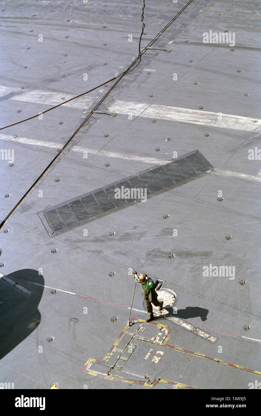 1. November 1993 Operation Continue Hope. Ein grünes Hemd mit einem festhaftendem Ausrüstungswerkzeug auf dem Flugdeck des US Navy Flugzeugträgers USS Abraham Lincoln im Indischen Ozean, 50 Meilen vor Mogadischu, Somalia. Stockfoto