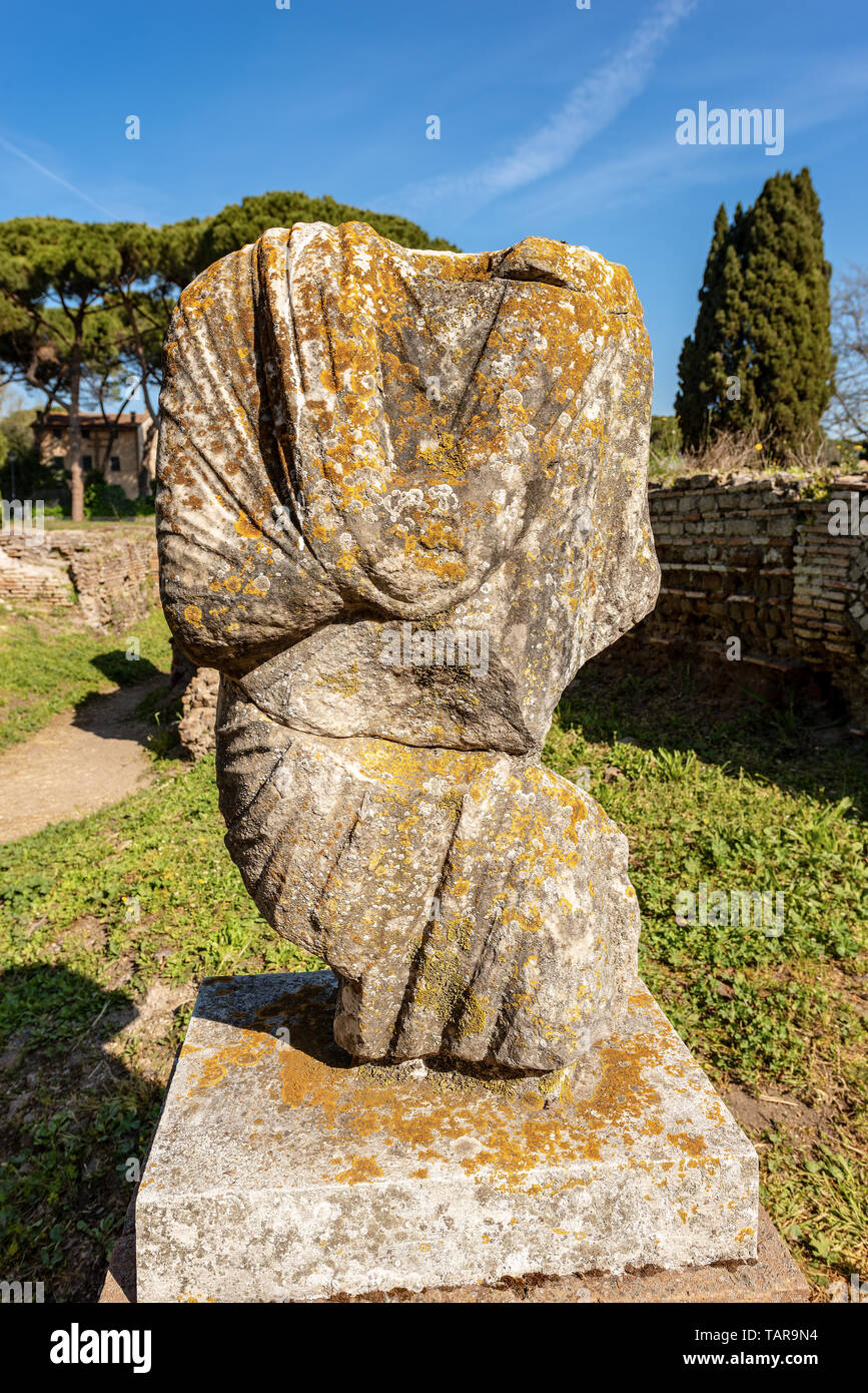 Antike römische Statue mit Tunika in Ostia Antica, Römische Kolonie im ...